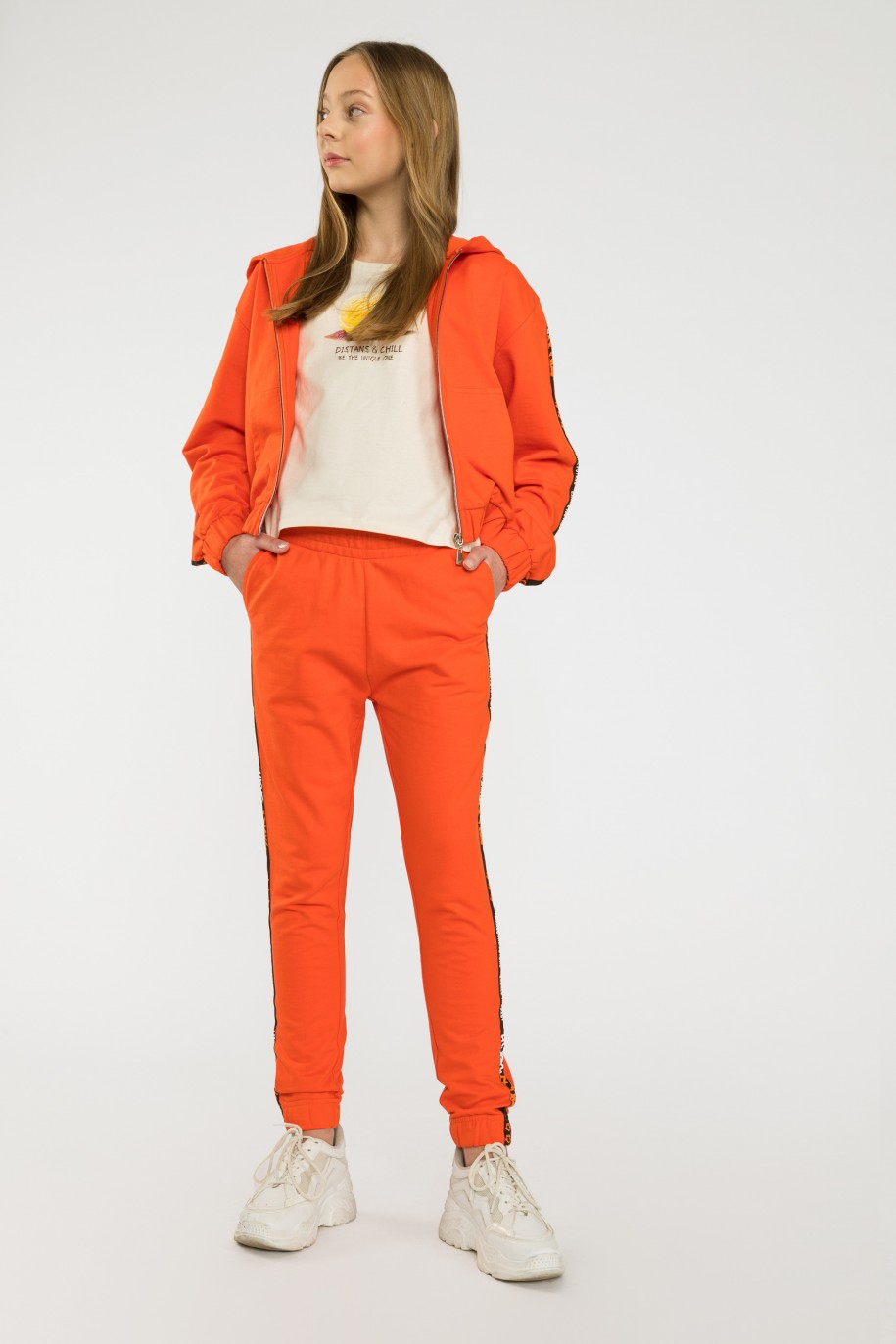 Pomarańczowe spodnie dresowe z ozdobnymi lampasami - 40512