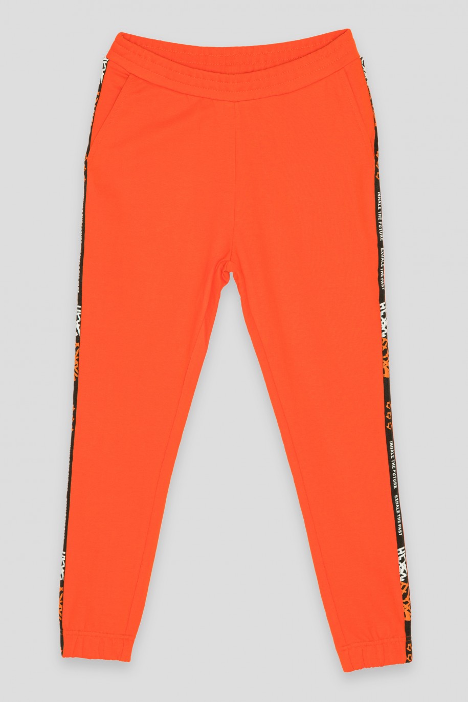 Pomarańczowe spodnie dresowe z ozdobnymi lampasami - 40516