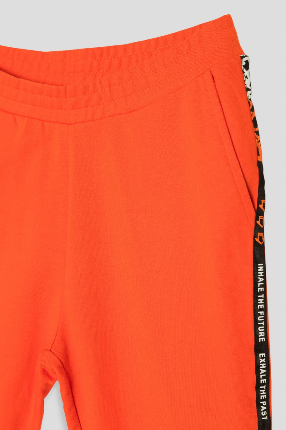 Pomarańczowe spodnie dresowe z ozdobnymi lampasami - 40517