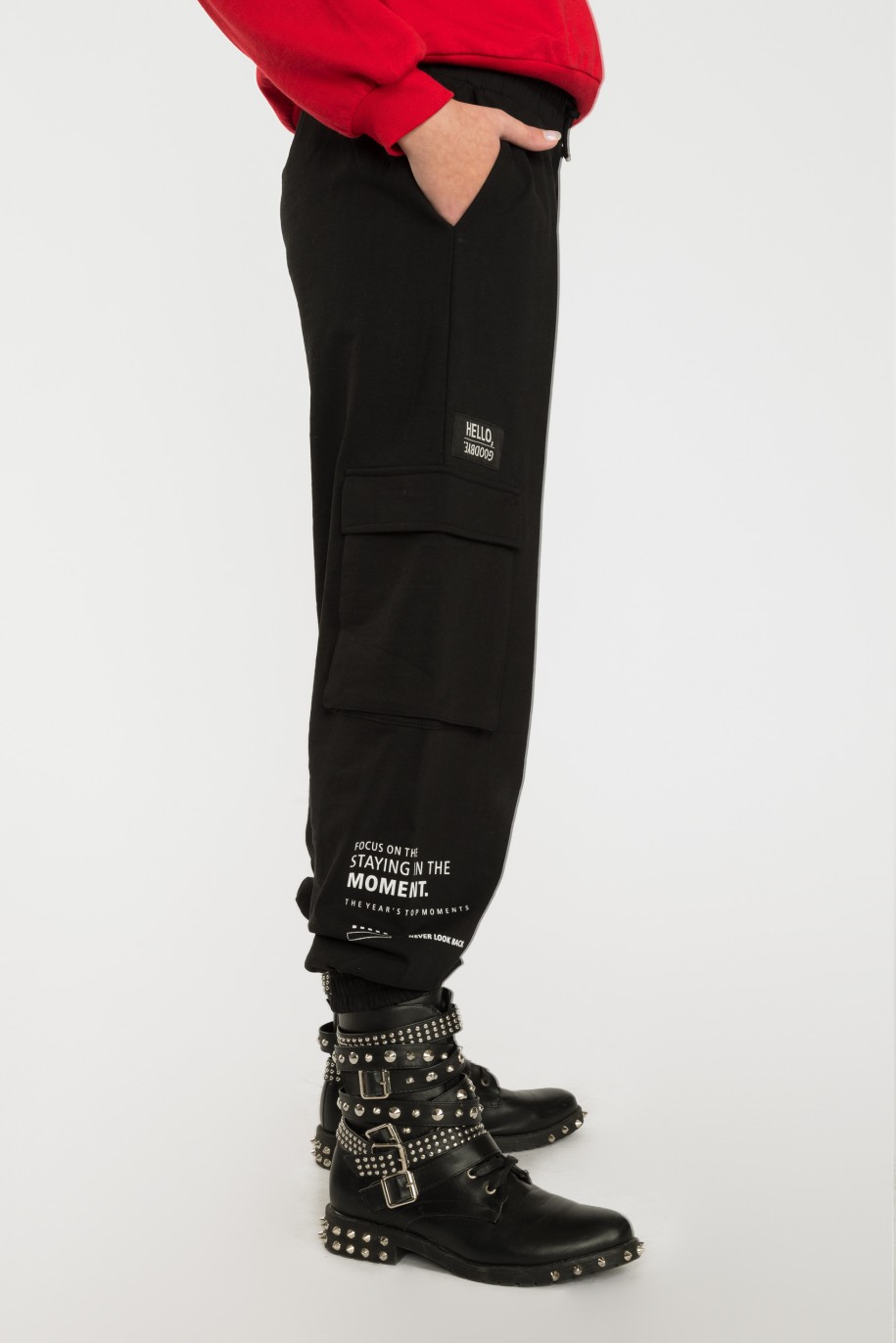 Czarne spodnie dresowe oversize z kieszeniami cargo - 40558