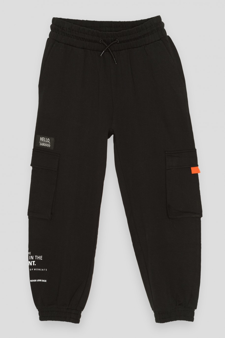 Czarne spodnie dresowe oversize z kieszeniami cargo - 40559