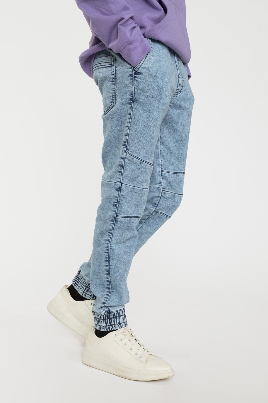 Niebieskie jeansy typu jogger z przeszyciami - 40571