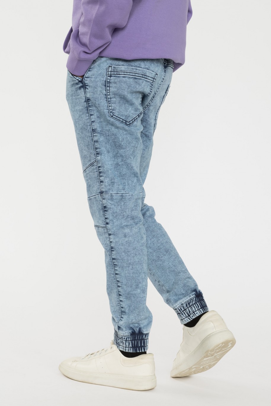 Niebieskie jeansy typu jogger z przeszyciami - 40572