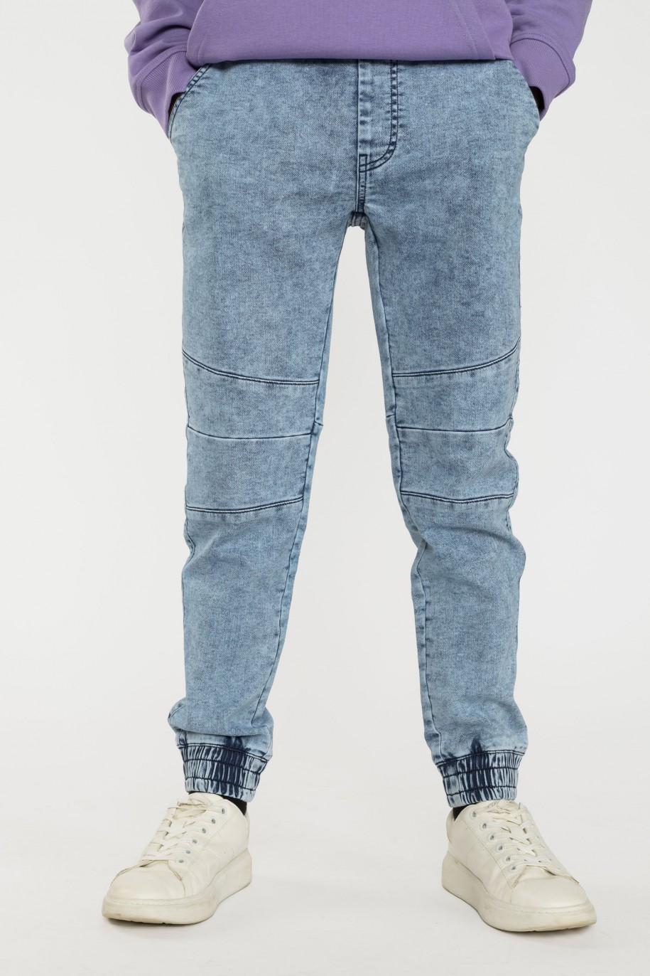 Niebieskie jeansy typu jogger z przeszyciami - 40573