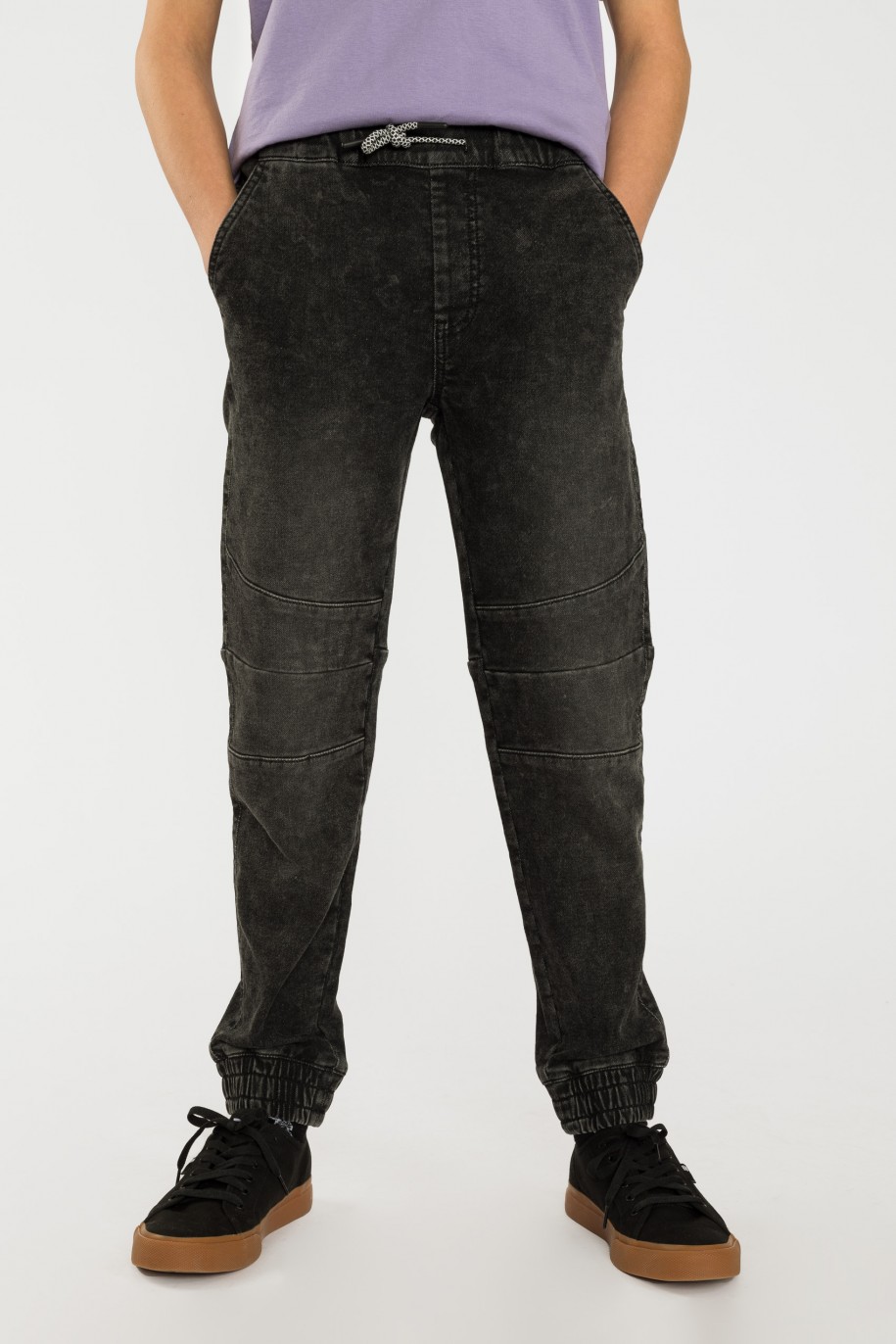 Szare jeansy typu jogger z przeszyciami - 40577