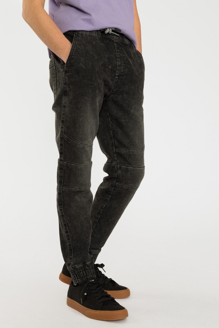 Szare jeansy typu jogger z przeszyciami - 40578