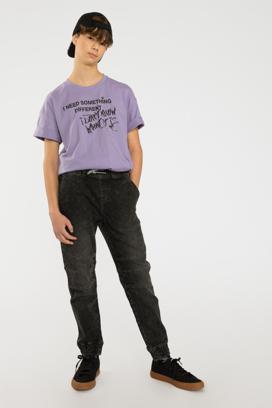 Szare jeansy typu jogger z przeszyciami - 40579