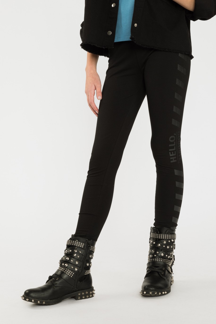 Czarne elastyczne legginsy z nadrukiem - 40591