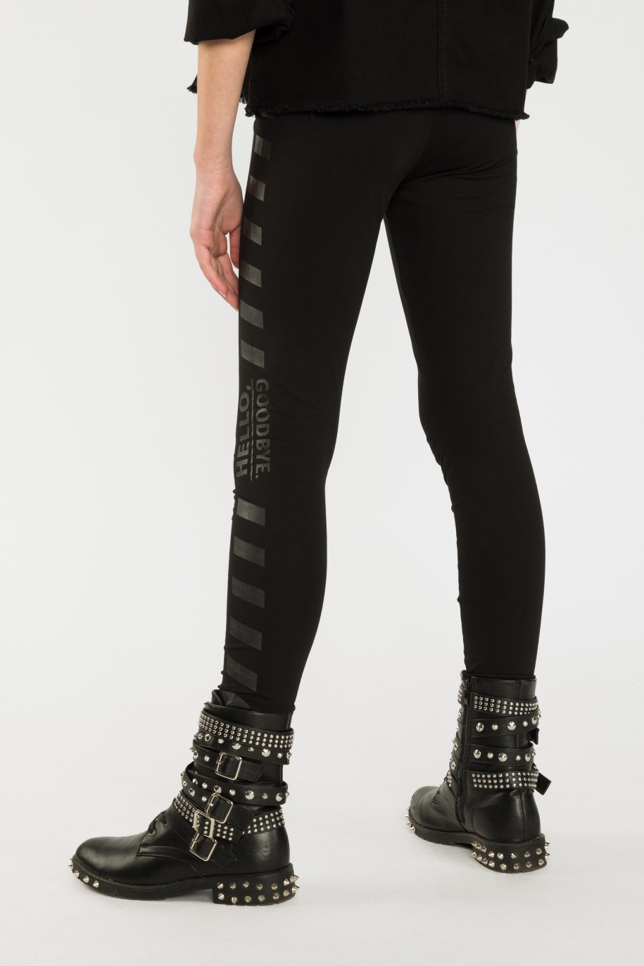 Czarne elastyczne legginsy z nadrukiem - 40592