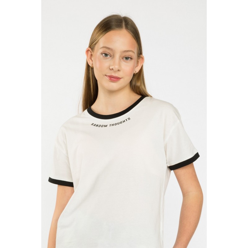 Biały T-shirt z ozdobną lamówką - 40620