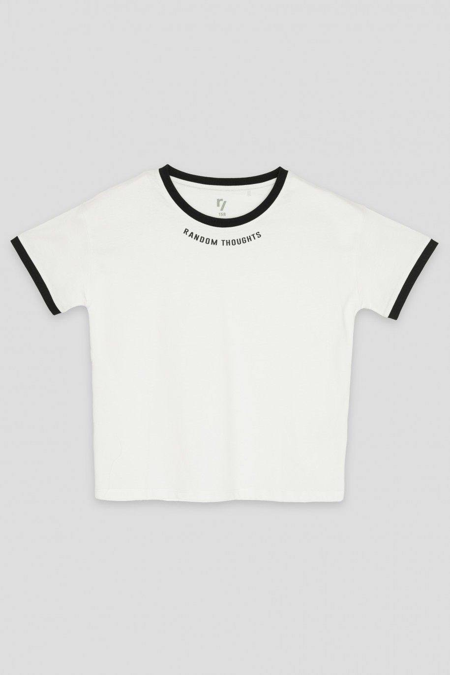 Biały T-shirt z ozdobną lamówką - 40624