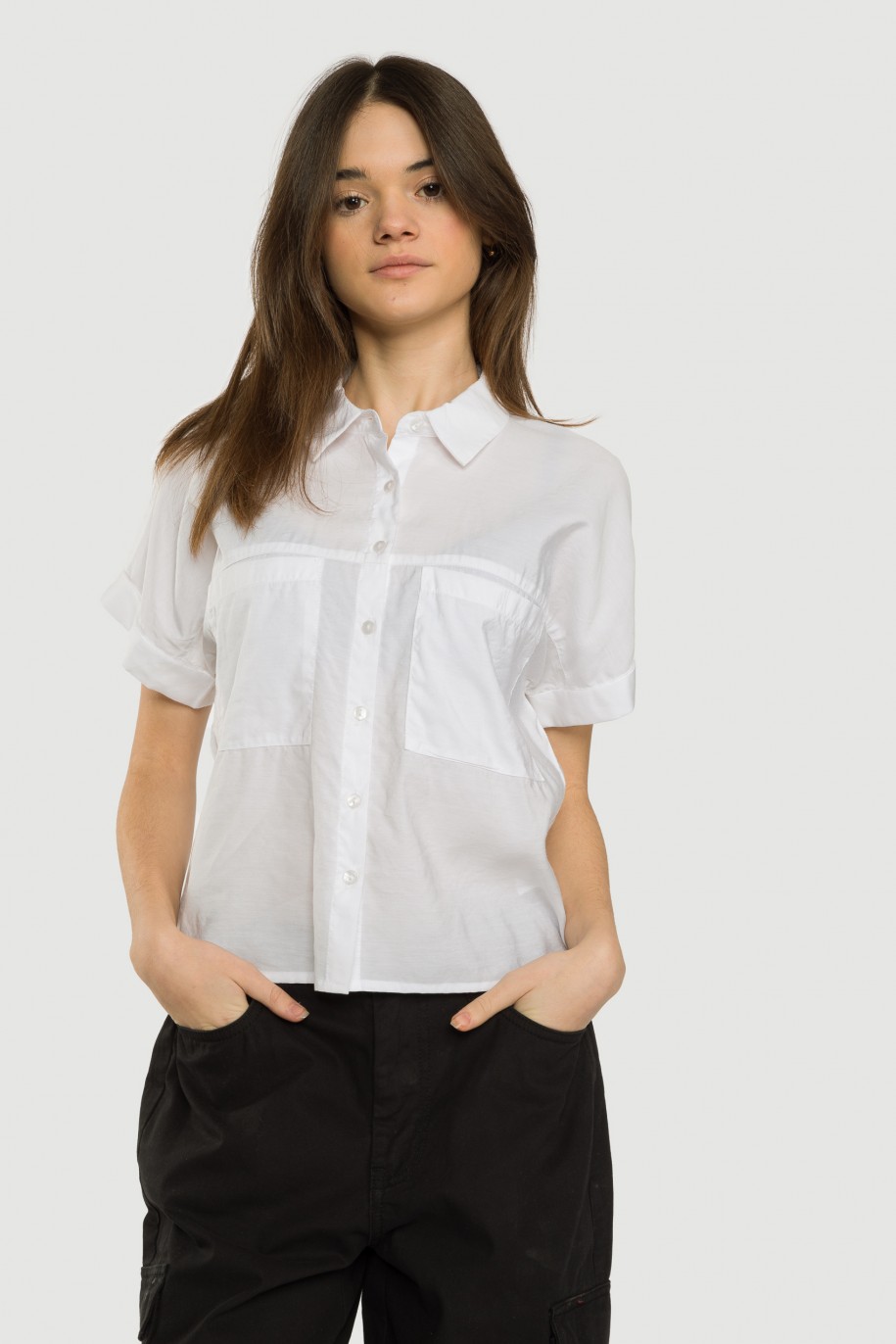 Biała koszula z krótkim rękawem ozdobnymi kieszeniami - 40778