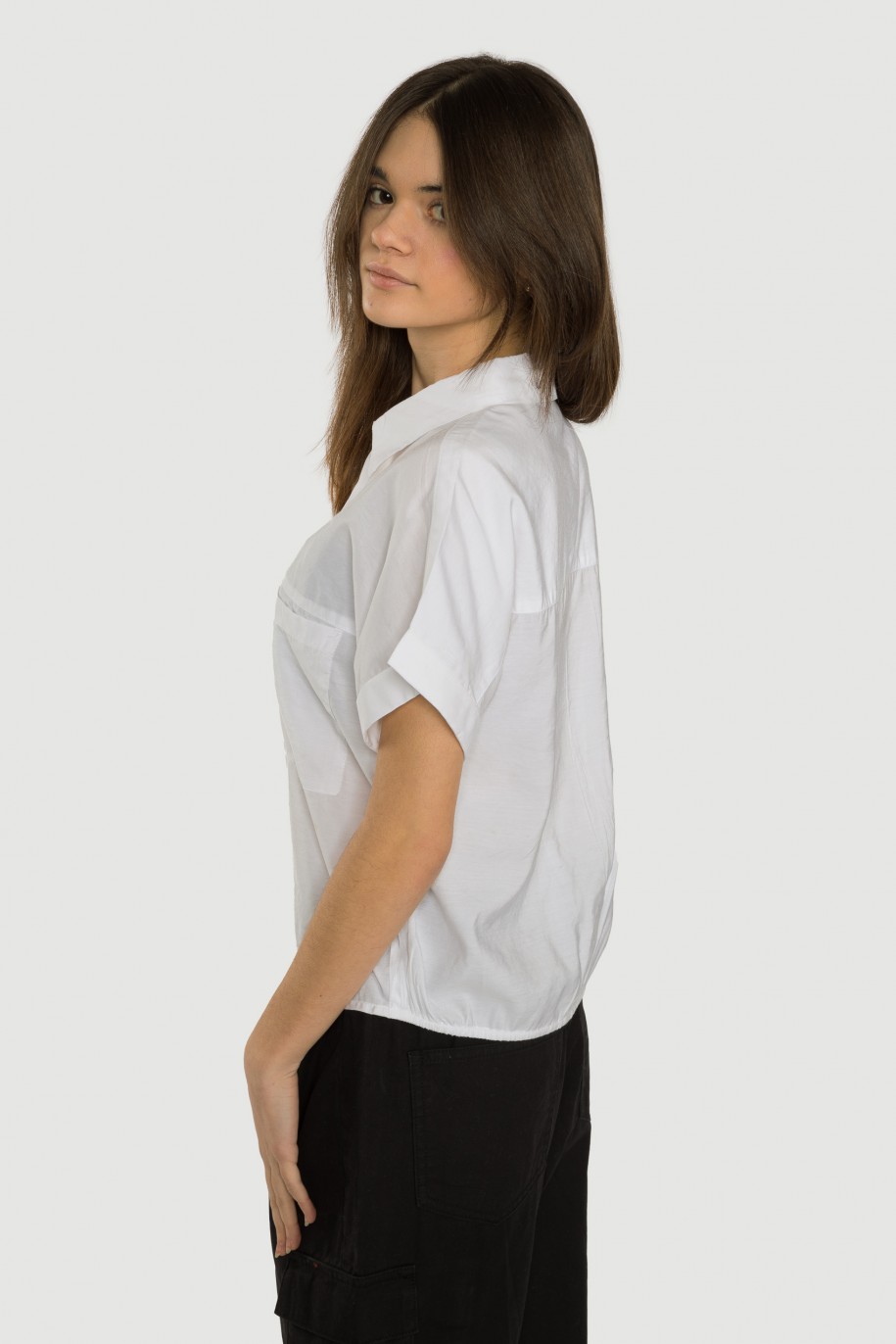 Biała koszula z krótkim rękawem ozdobnymi kieszeniami - 40779