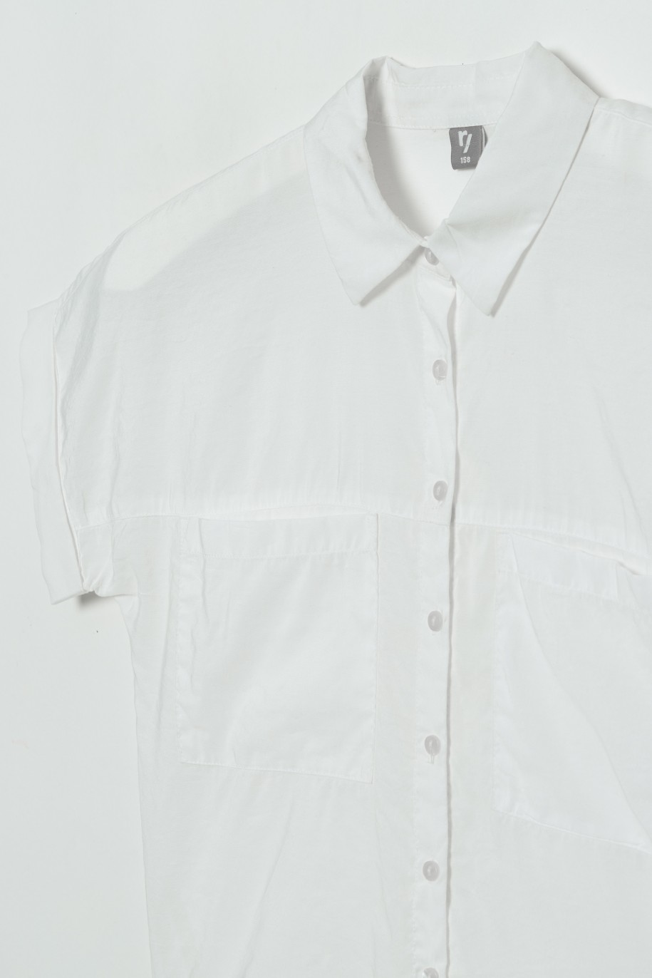 Biała koszula z krótkim rękawem ozdobnymi kieszeniami - 40782