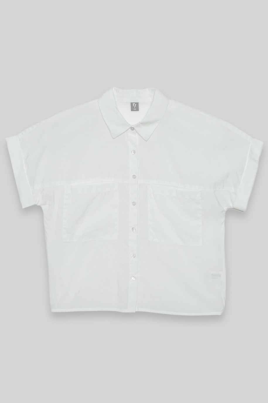 Biała koszula z krótkim rękawem ozdobnymi kieszeniami - 40783