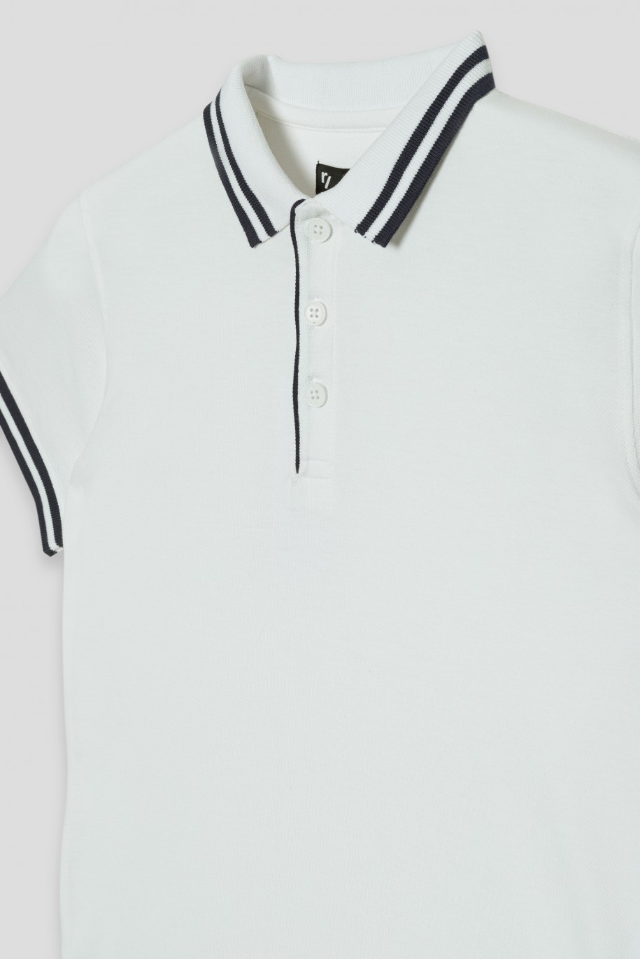 Biała koszulka polo z kontrastowymi paskami - 40797