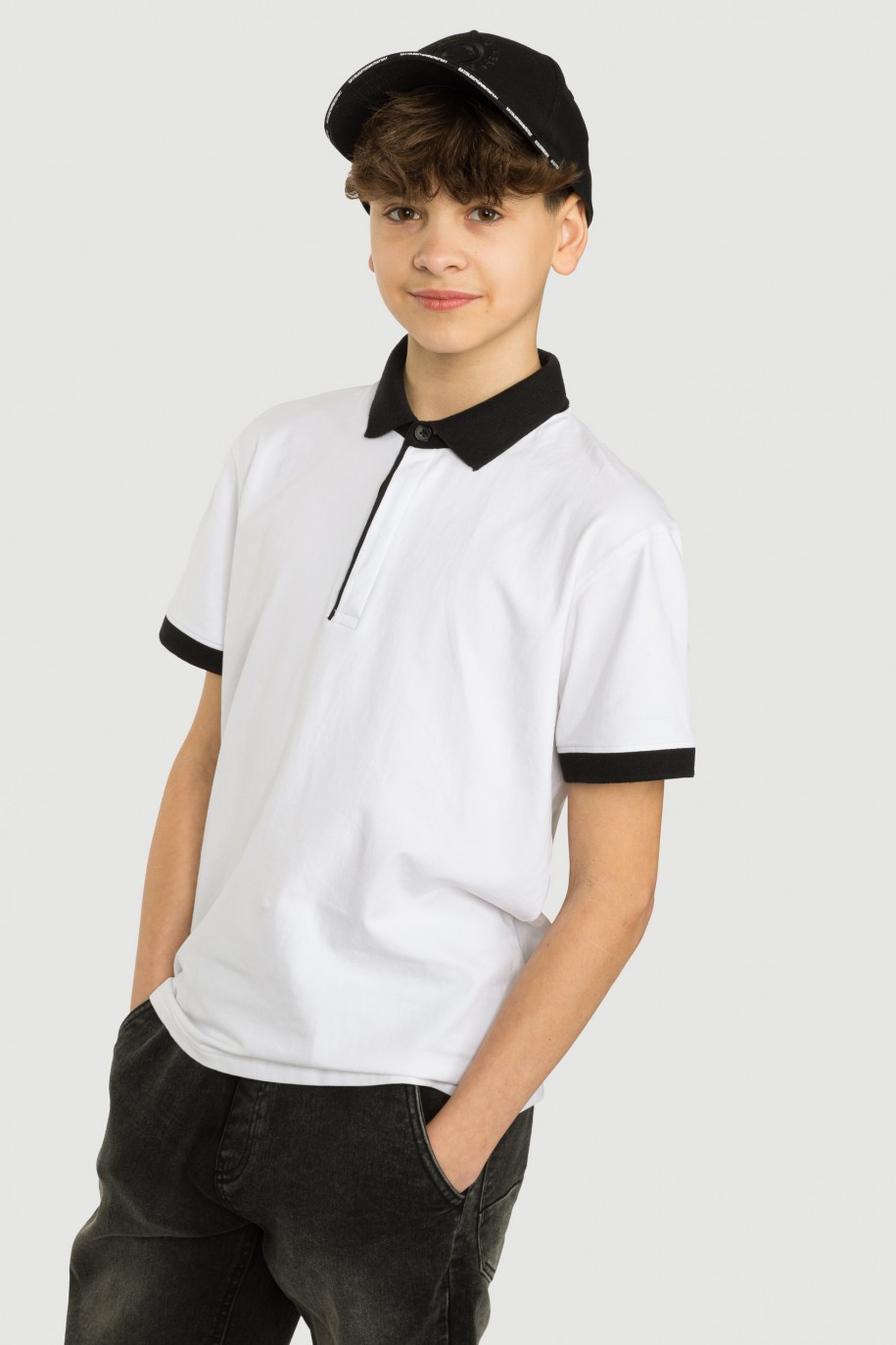 Biała elastyczna koszulka polo z kontrastowymi kołnierzem - 40801