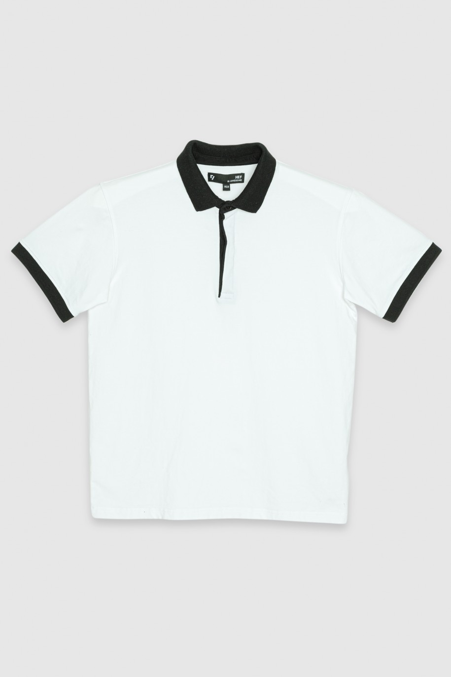 Biała elastyczna koszulka polo z kontrastowymi kołnierzem - 40802