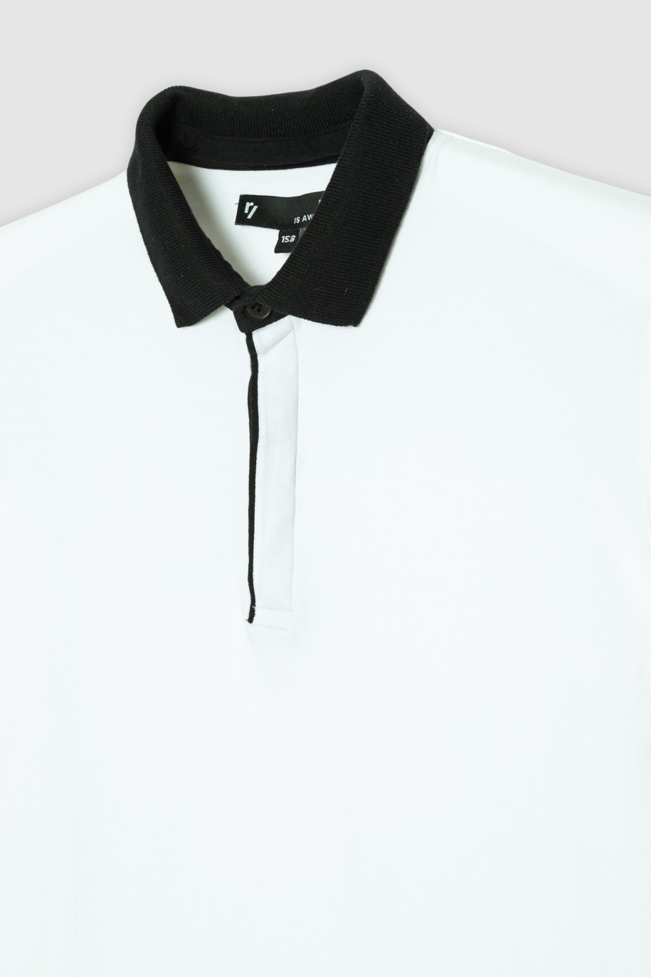 Biała elastyczna koszulka polo z kontrastowymi kołnierzem - 40803