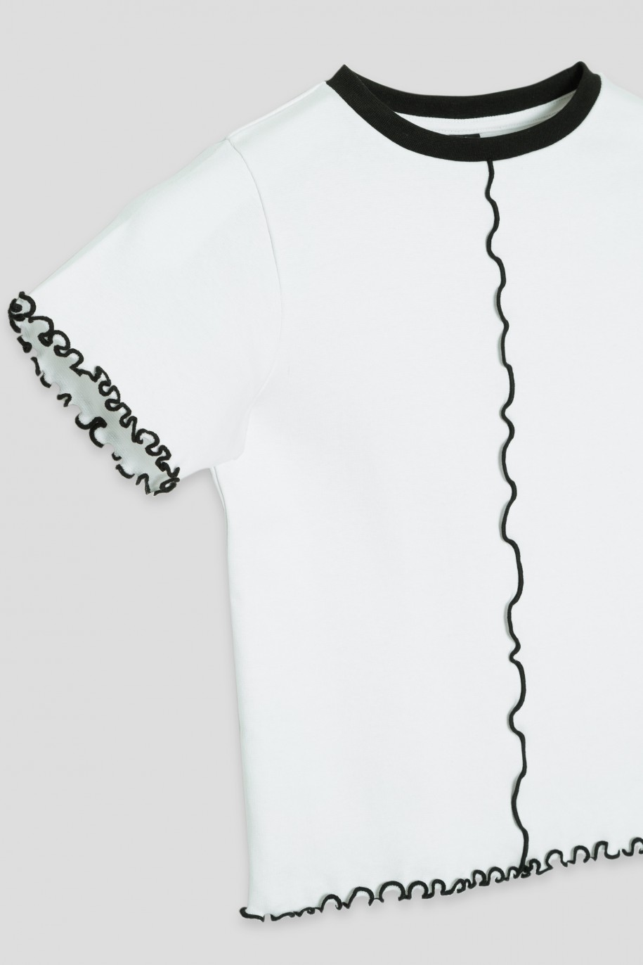 Biała bluzka z ozdobnym wykończeniem - 40899