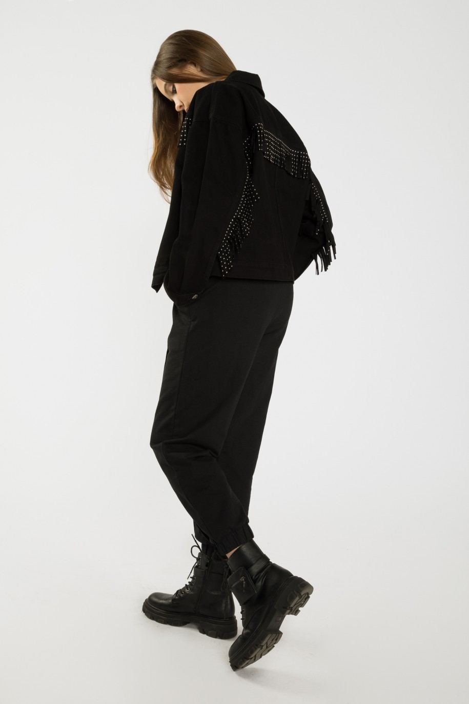 Czarna jeansowa kurtka przejściowa z ozdobnymi frędzlami - 40916