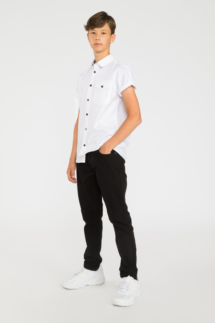 Biała koszula z krótkim rękawem i elegancką kieszenią - 40935