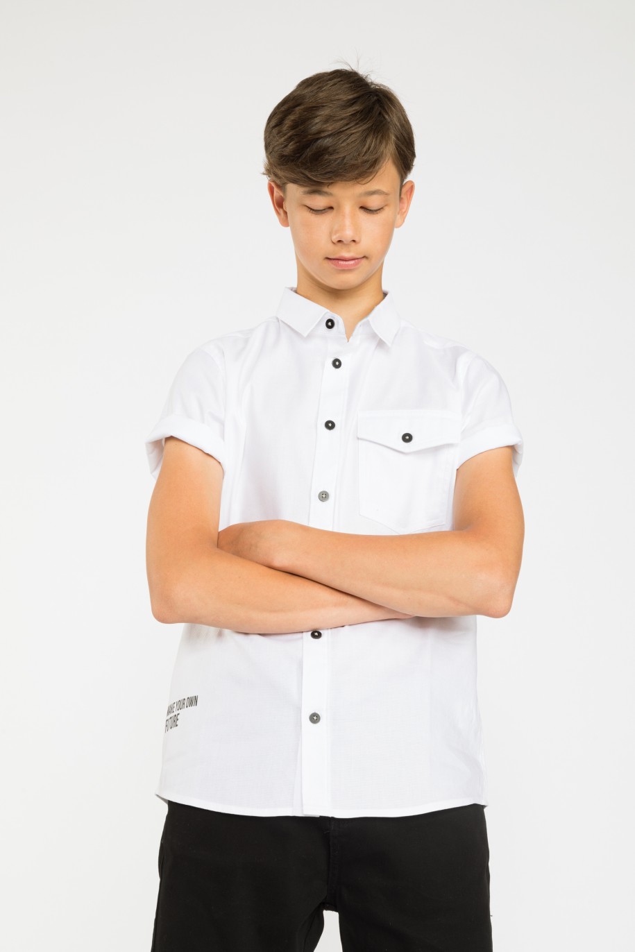 Biała koszula z krótkim rękawem i elegancką kieszenią - 40936
