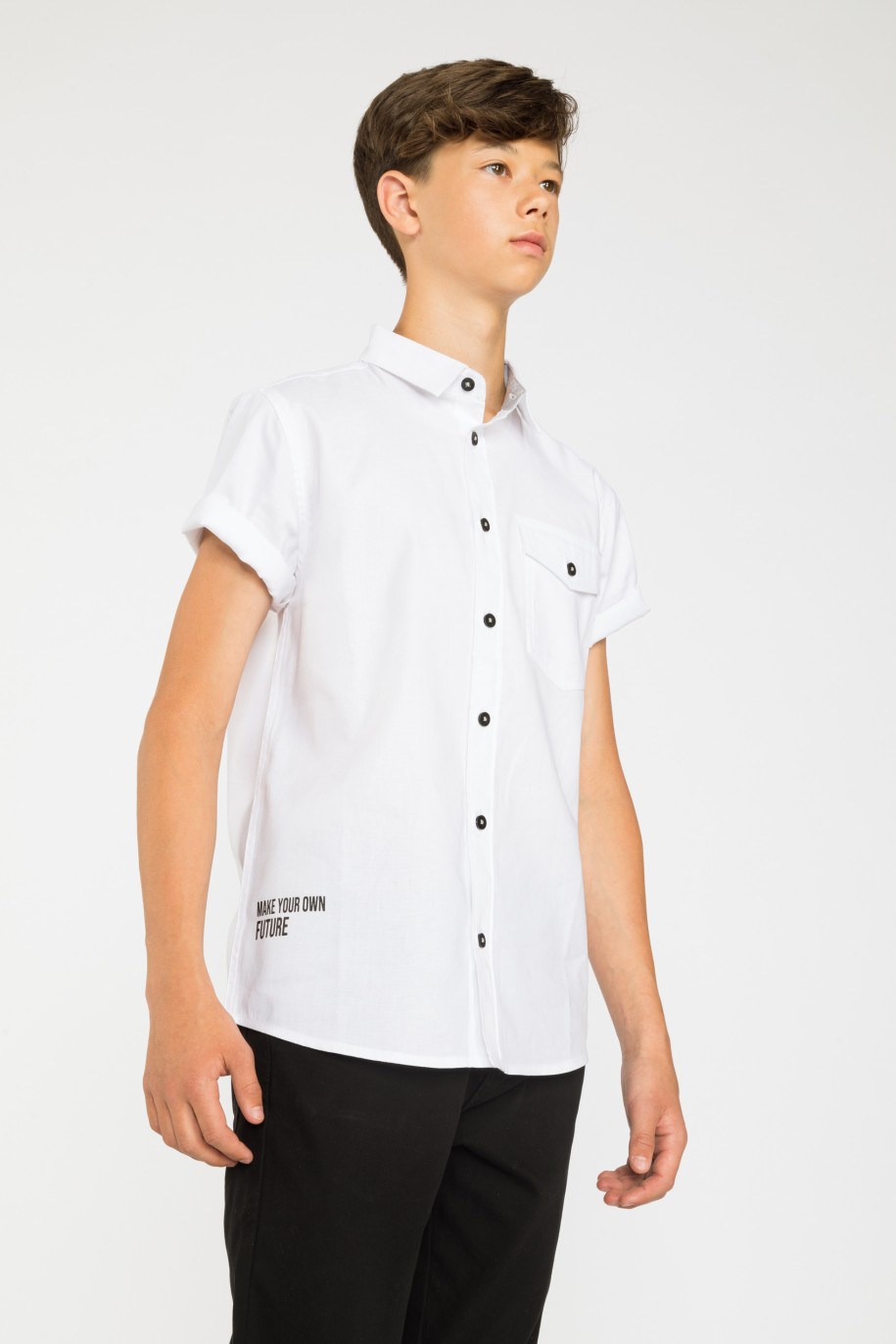 Biała koszula z krótkim rękawem i elegancką kieszenią - 40937