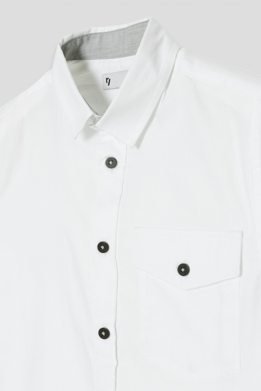 Biała koszula z krótkim rękawem i elegancką kieszenią - 40940