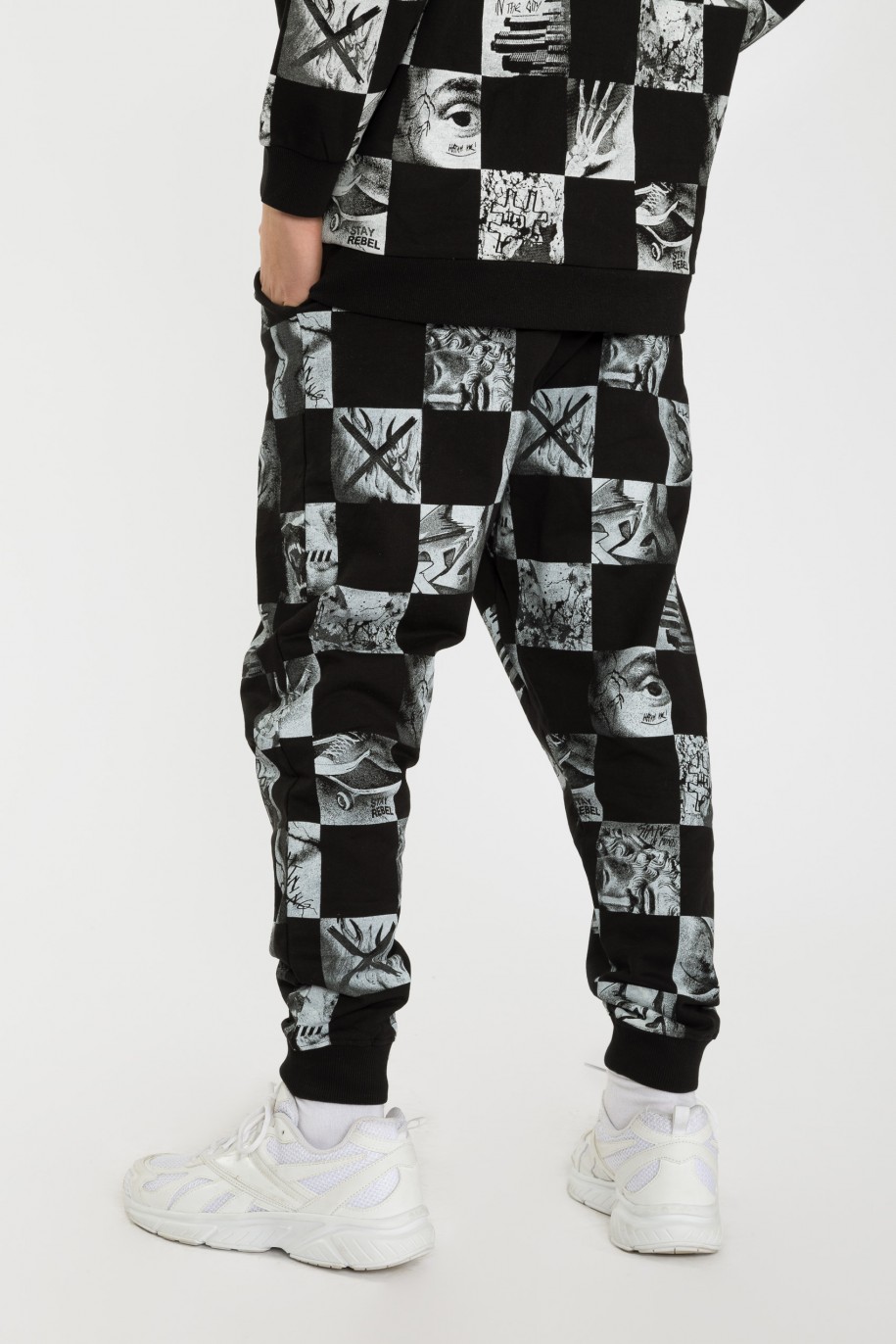Czarne spodnie dresowe oversize z motywem szachownicy - 40958