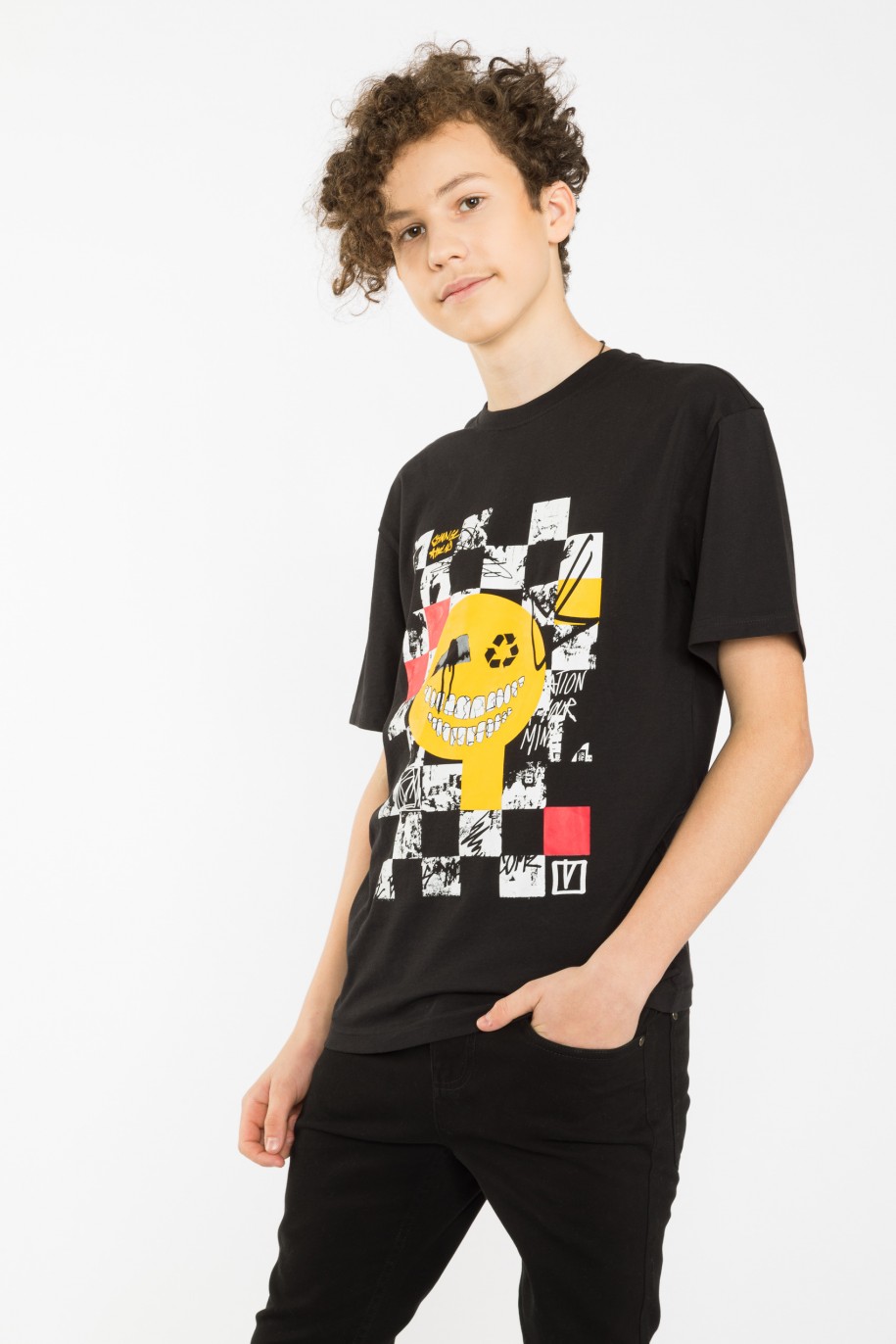 Czarny T-shirt oversize z motywem szachownicy - 40979