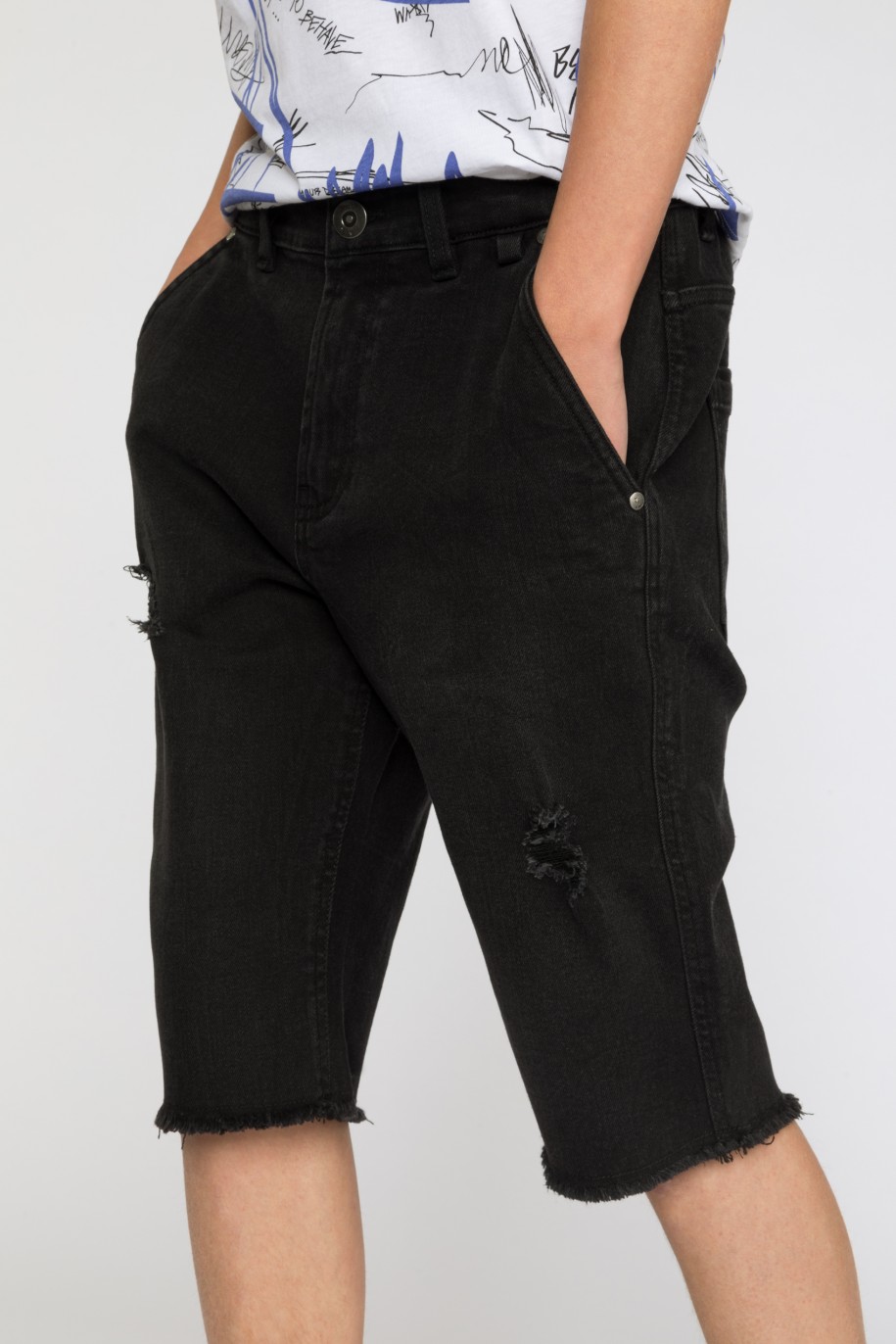 Czarne krótkie jeansowe spodenki z przetarciami - 41210