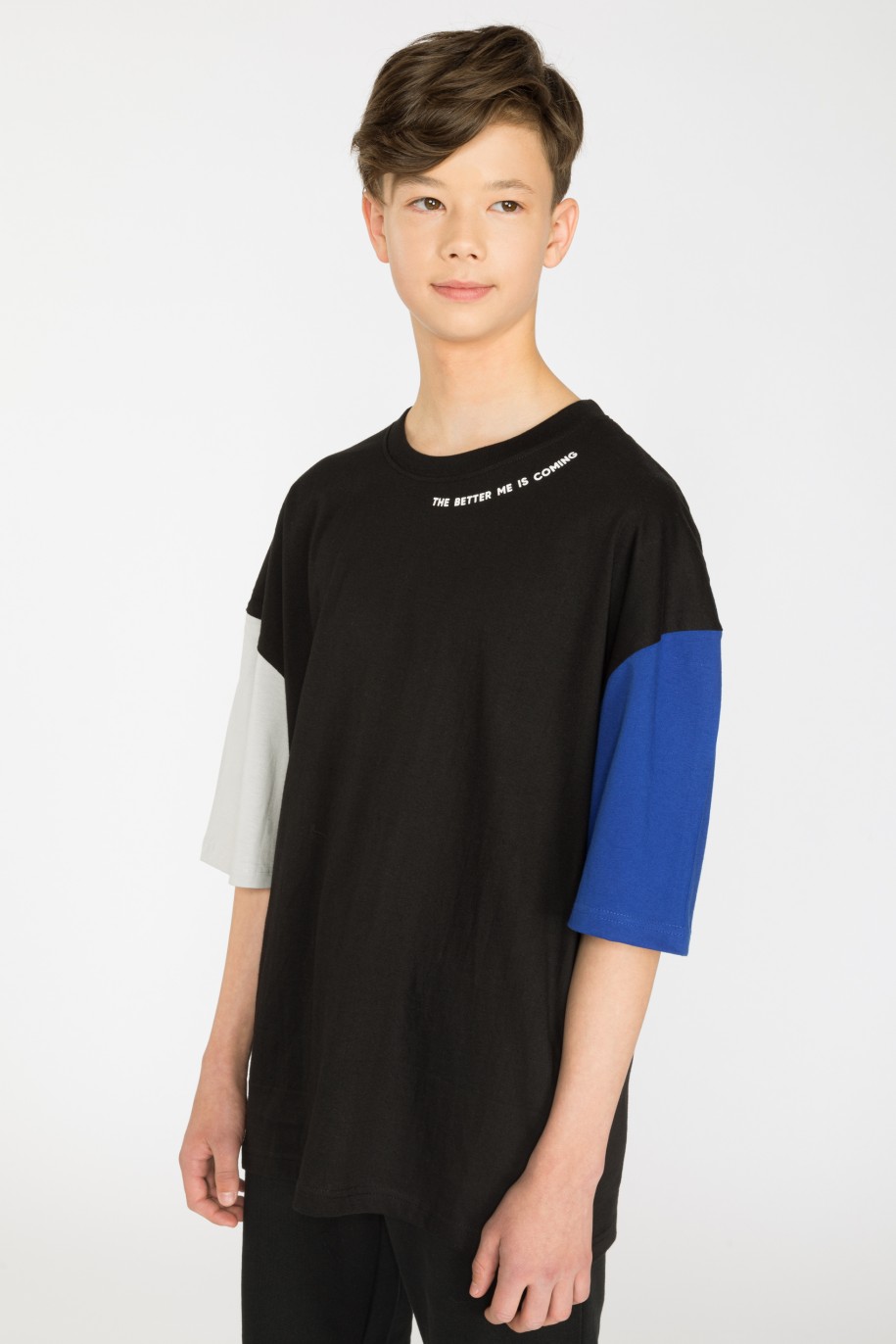 Czarny t-shirt oversize z kolorowymi rękawkami - 41366