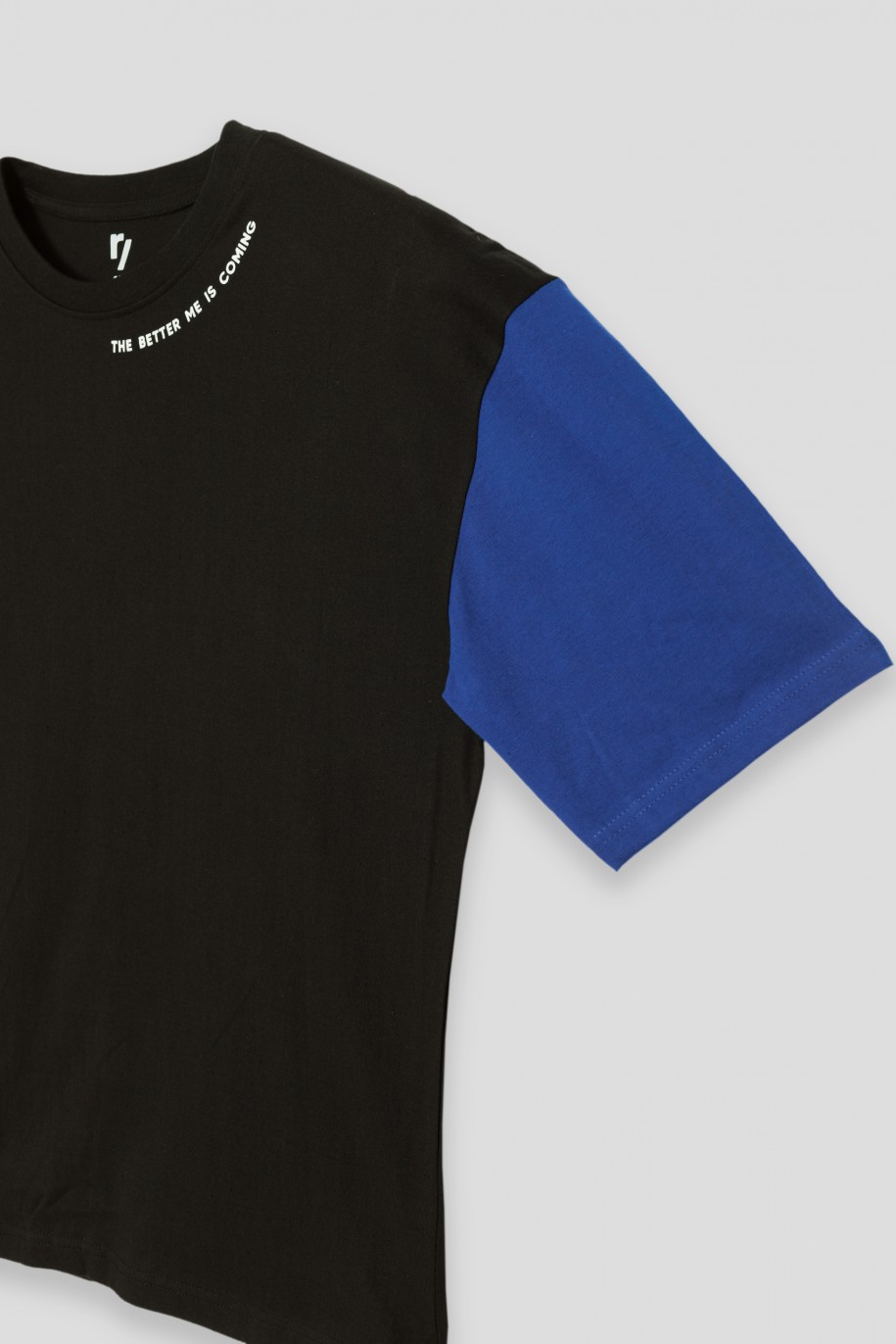 Czarny t-shirt oversize z kolorowymi rękawkami - 41367