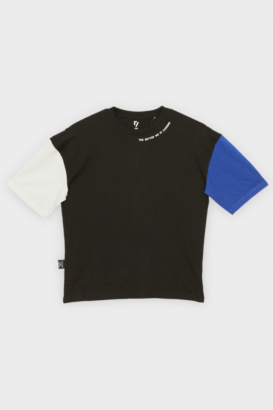 Czarny t-shirt oversize z kolorowymi rękawkami - 41369