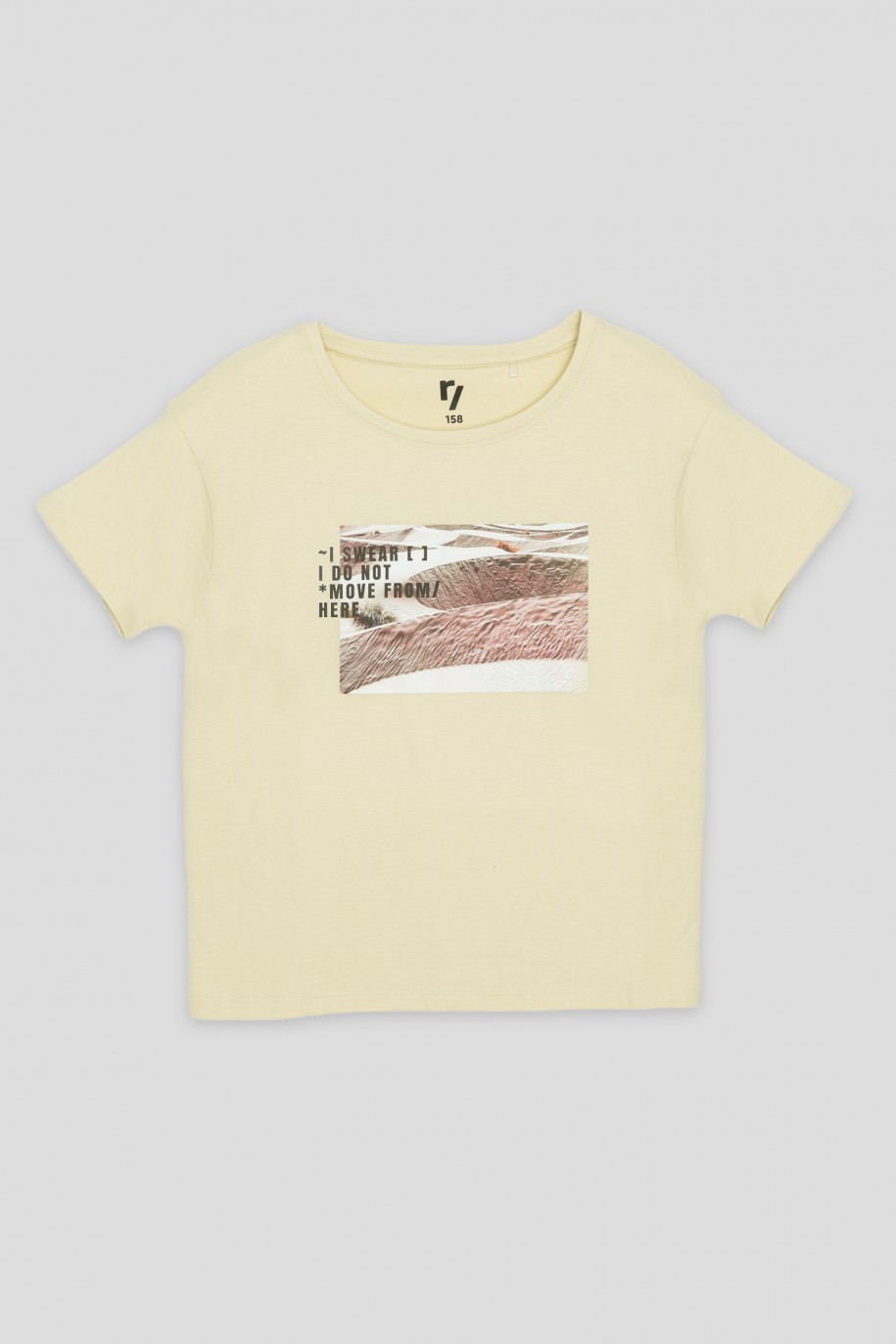 Beżowy T-shirt z nadrukiem - 41977