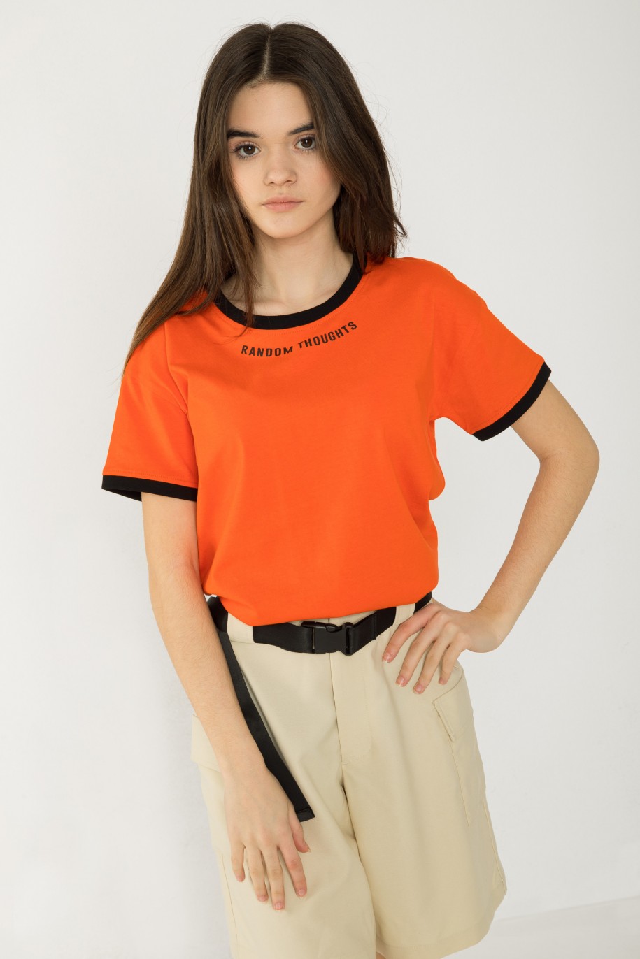 Pomarańczowy T-shirt z ozdobną lamówką - 42054