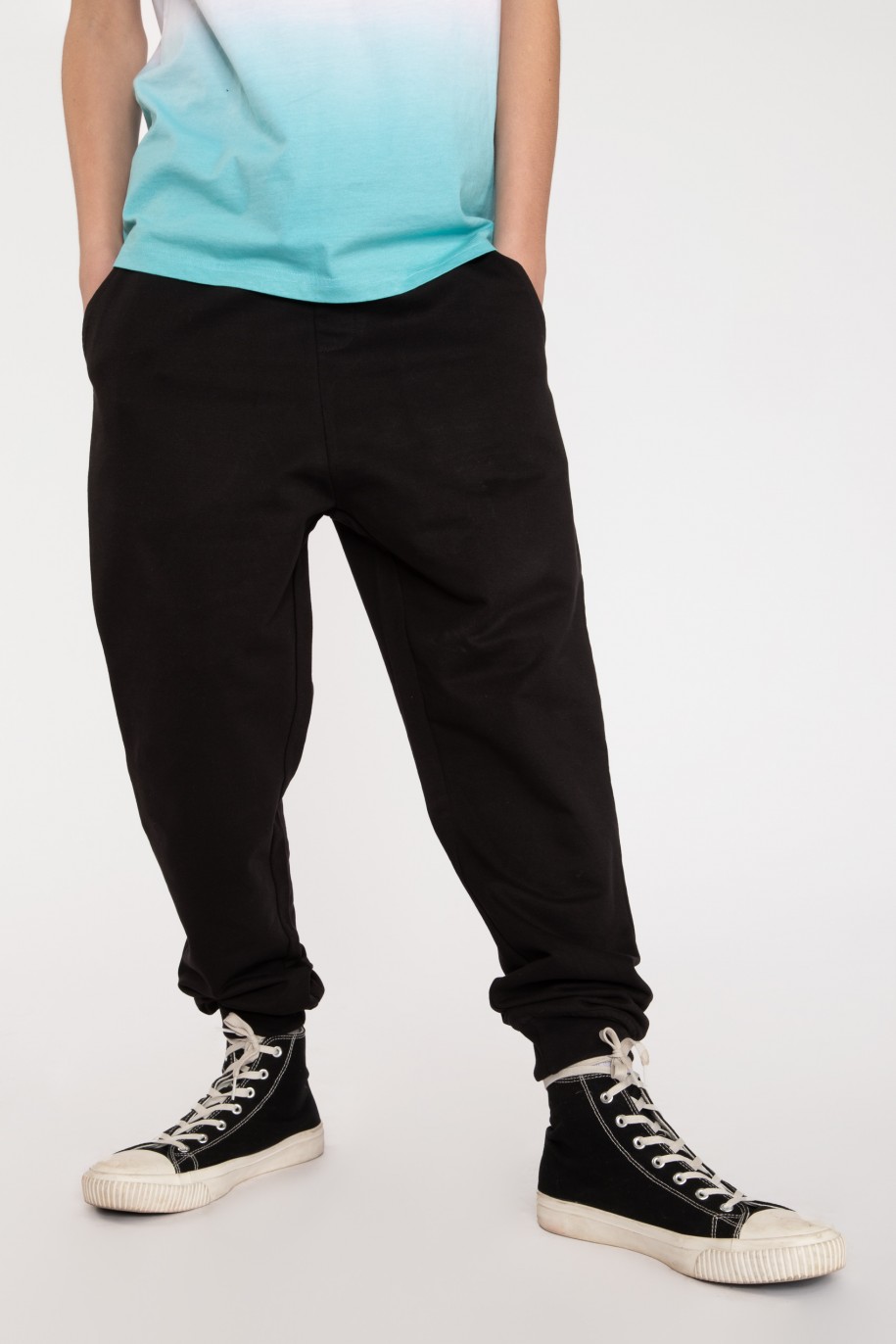 Czarne spodnie dresowe oversize z nadrukiem - 42087