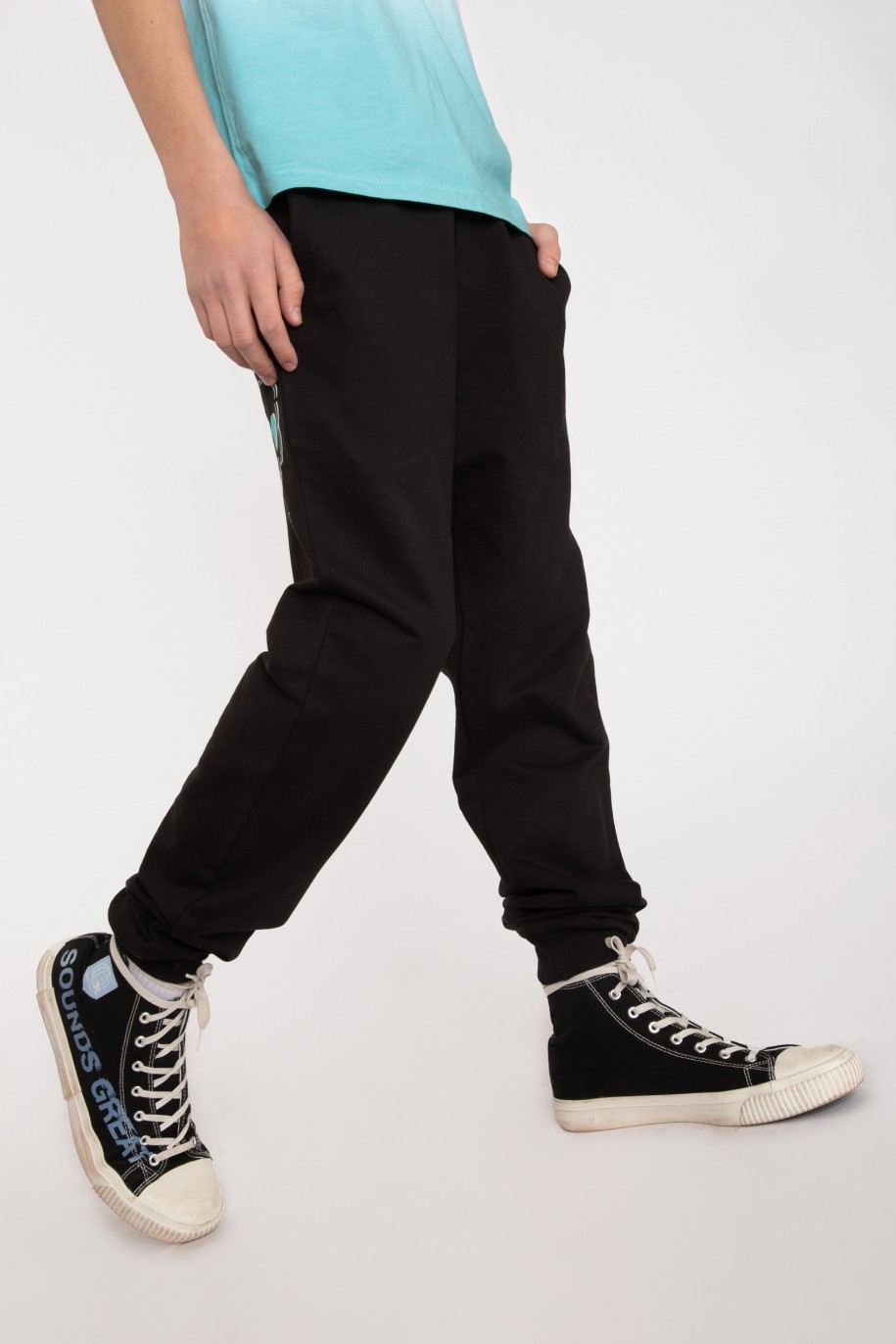 Czarne spodnie dresowe oversize z nadrukiem - 42089