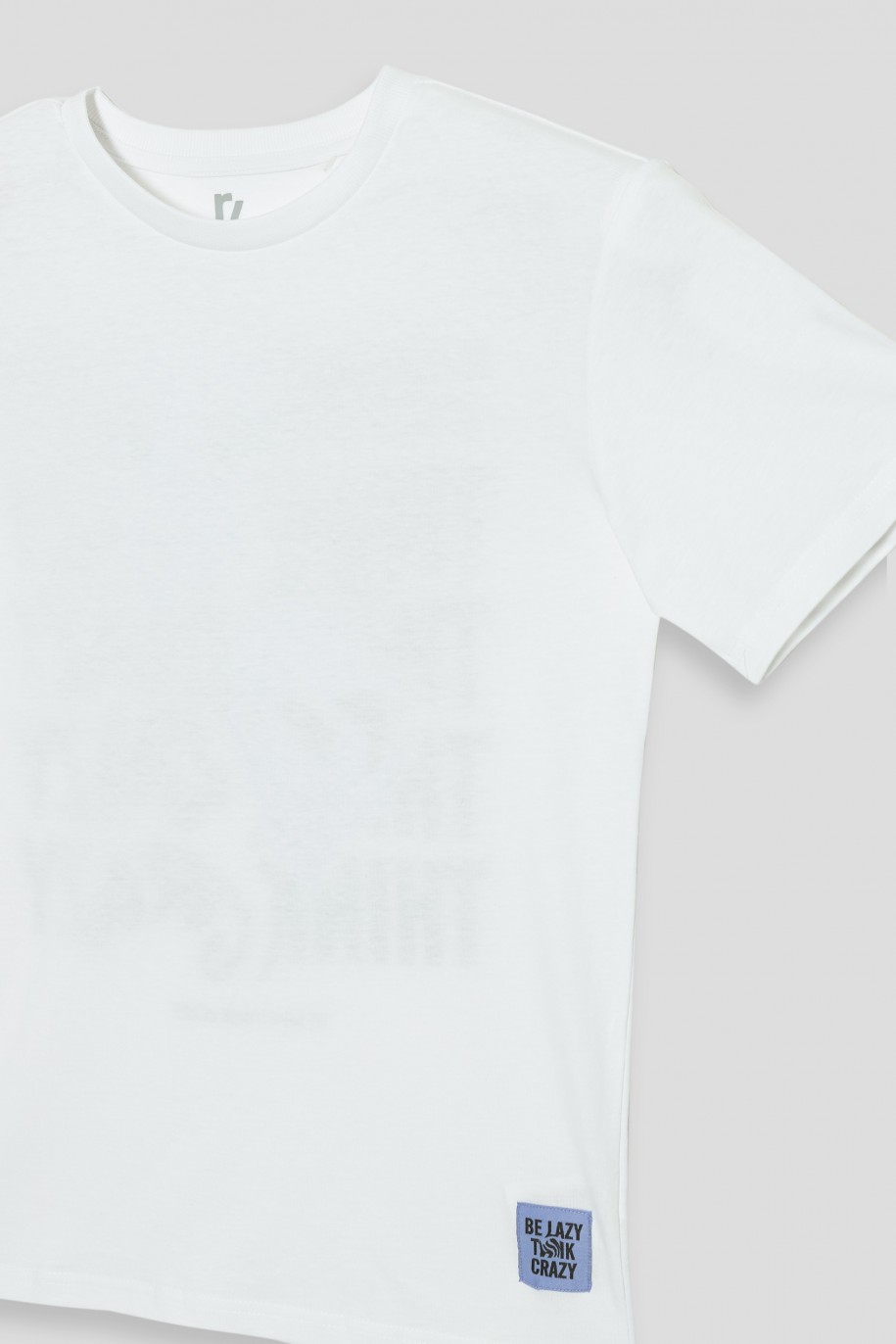 Biały T-shirt z nadrukiem na plecach - 42115