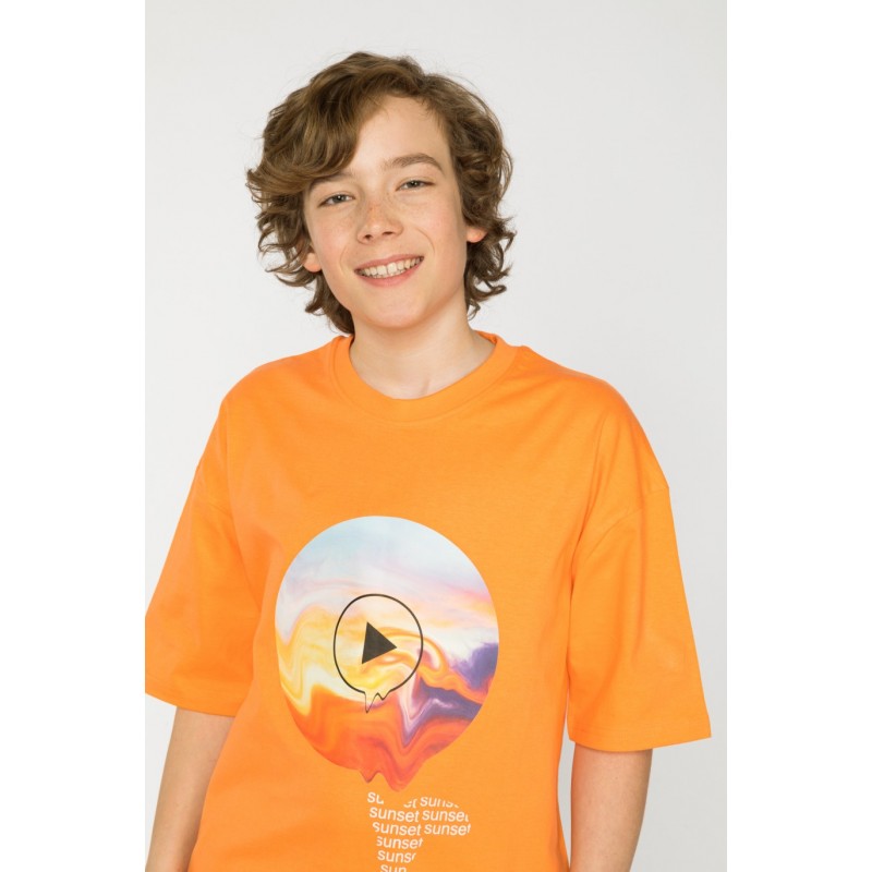 Pomarańczowy T-shirt oversize z nadrukiem na środku - 42195