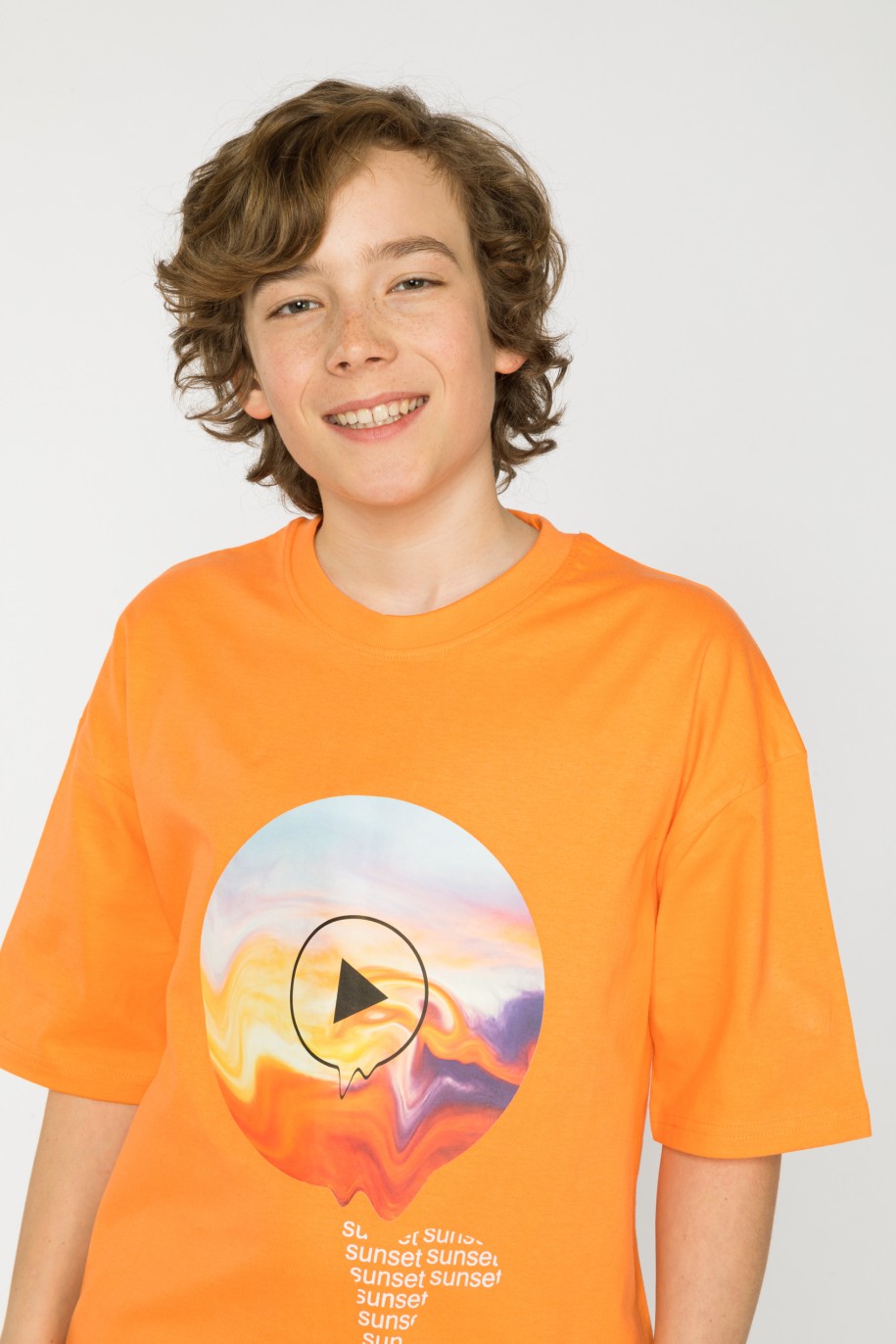 Pomarańczowy T-shirt oversize z nadrukiem na środku - 42195