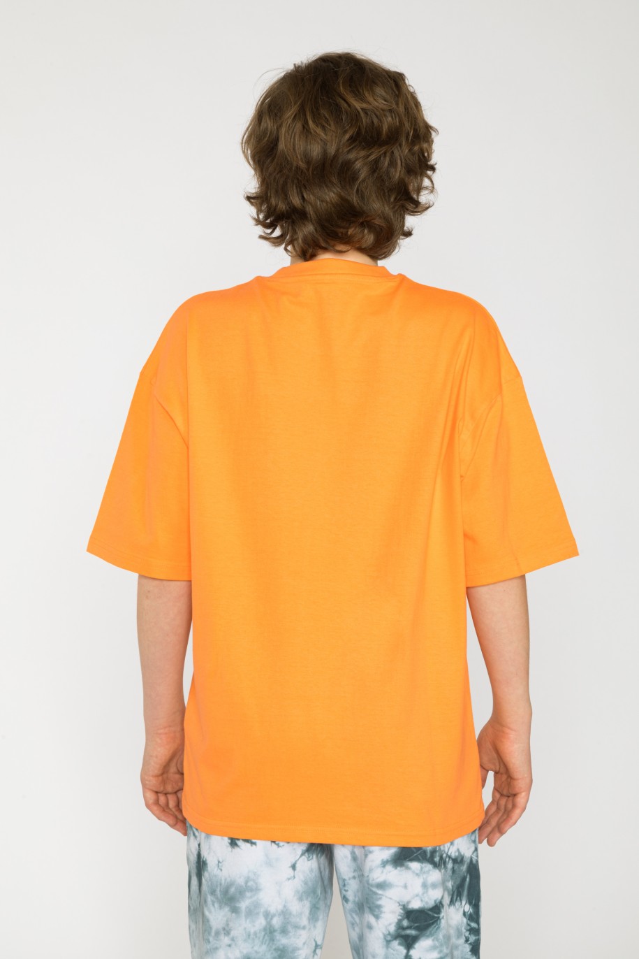 Pomarańczowy T-shirt oversize z nadrukiem na środku - 42196
