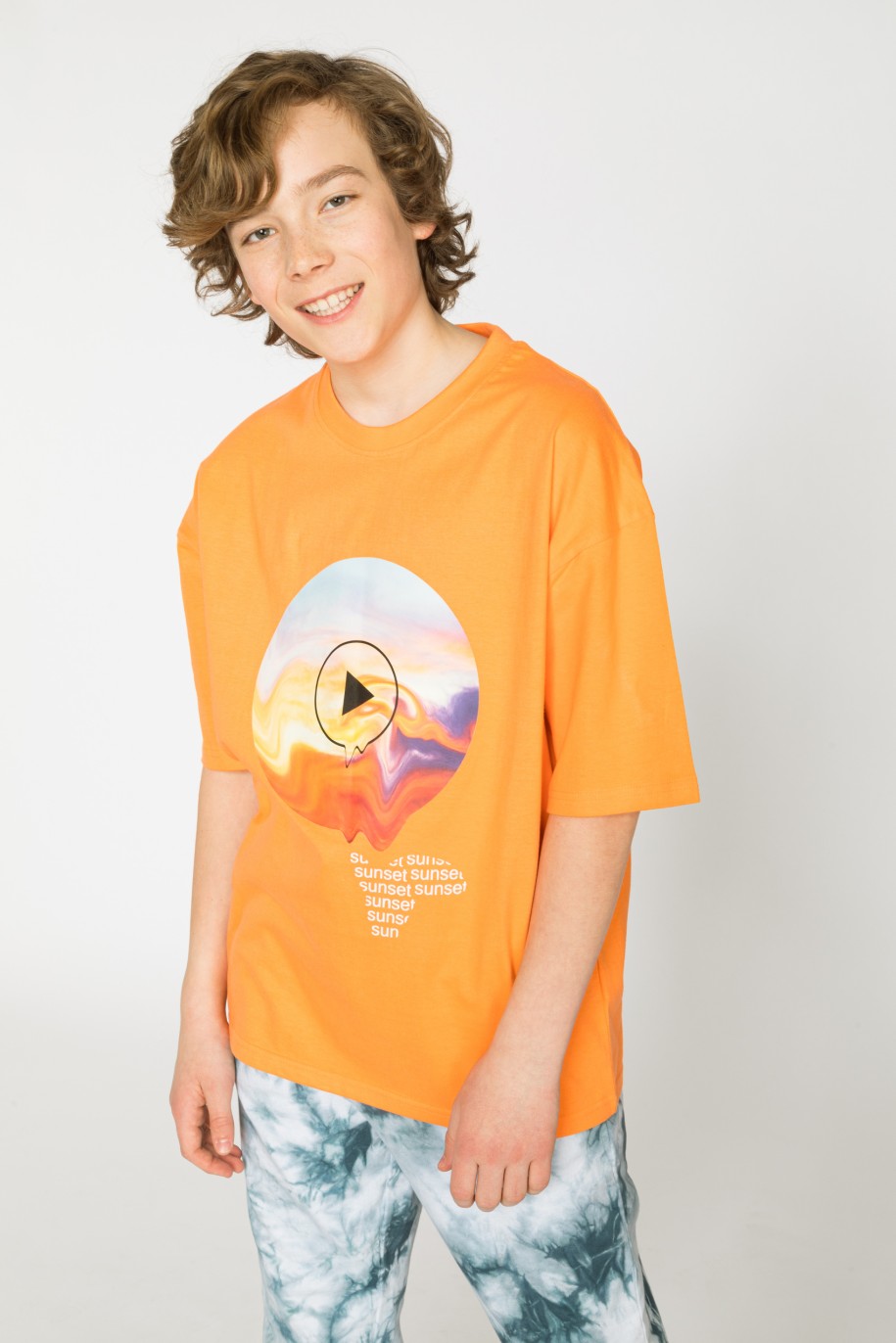 Pomarańczowy T-shirt oversize z nadrukiem na środku - 42197
