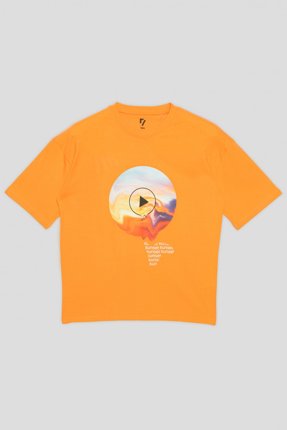 Pomarańczowy T-shirt oversize z nadrukiem na środku - 42198