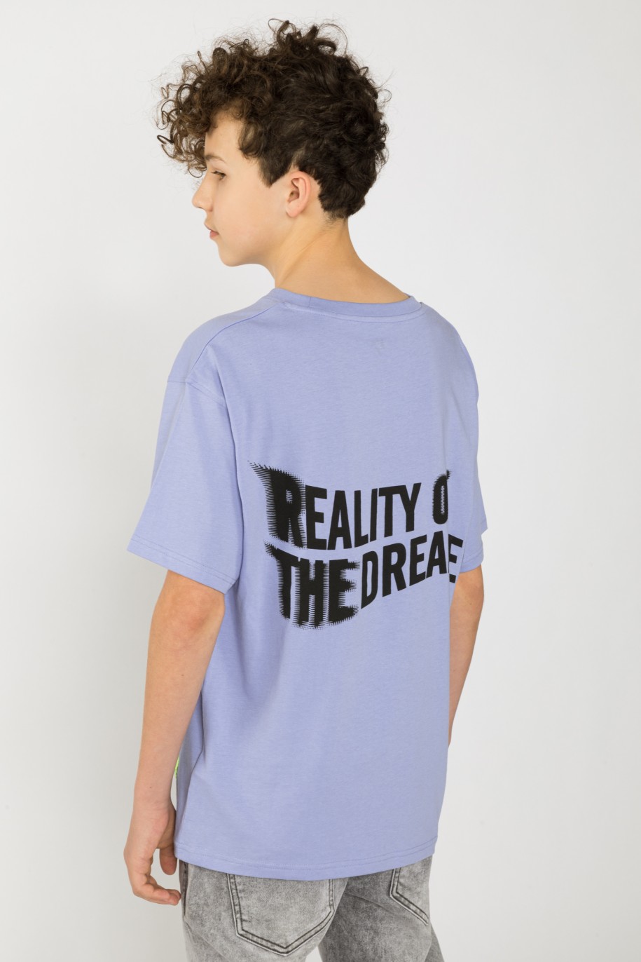 Liliowy T-shirt oversize z nadrukiem i aplikacją - 42200