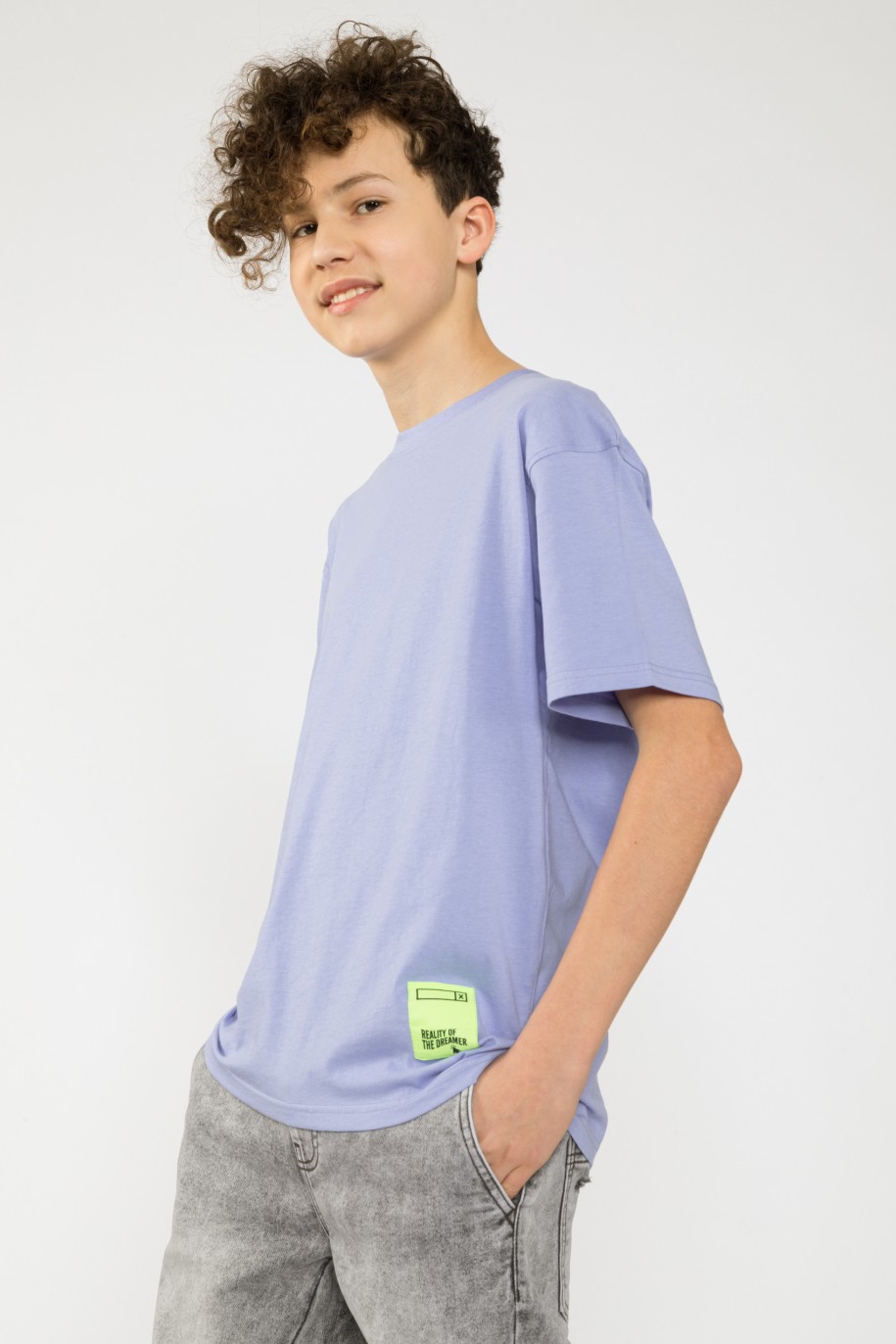 Liliowy T-shirt oversize z nadrukiem i aplikacją - 42201