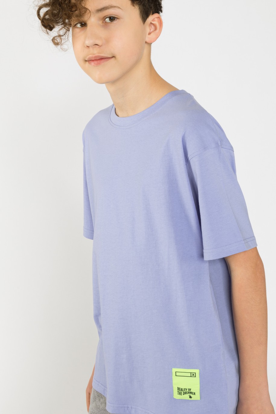 Liliowy T-shirt oversize z nadrukiem i aplikacją - 42203