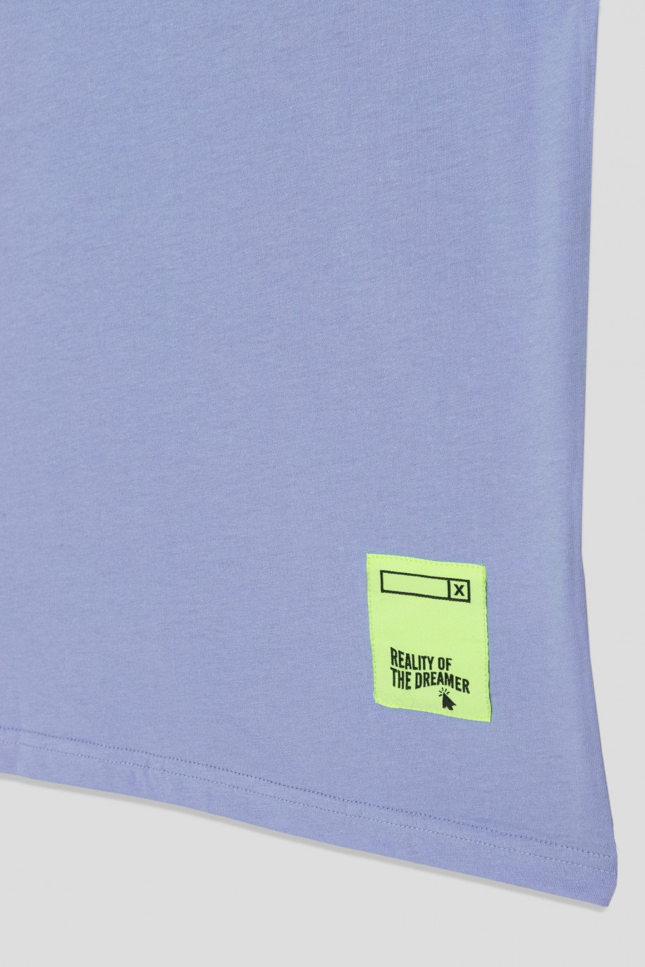 Liliowy T-shirt oversize z nadrukiem i aplikacją - 42205