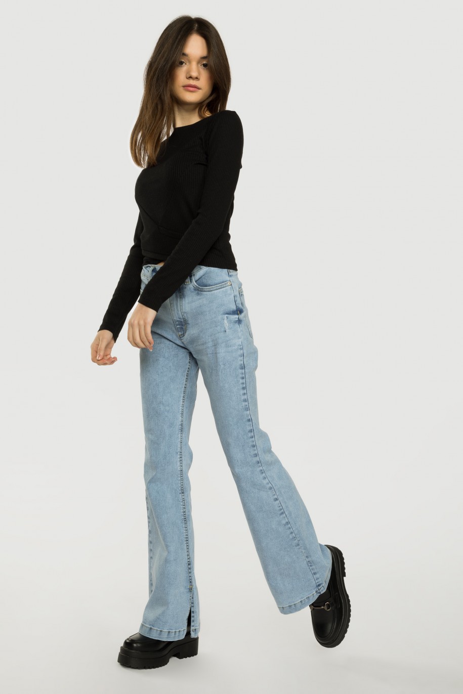 Jeansowe spodnie typu dzwony z rozcięciem - 42340